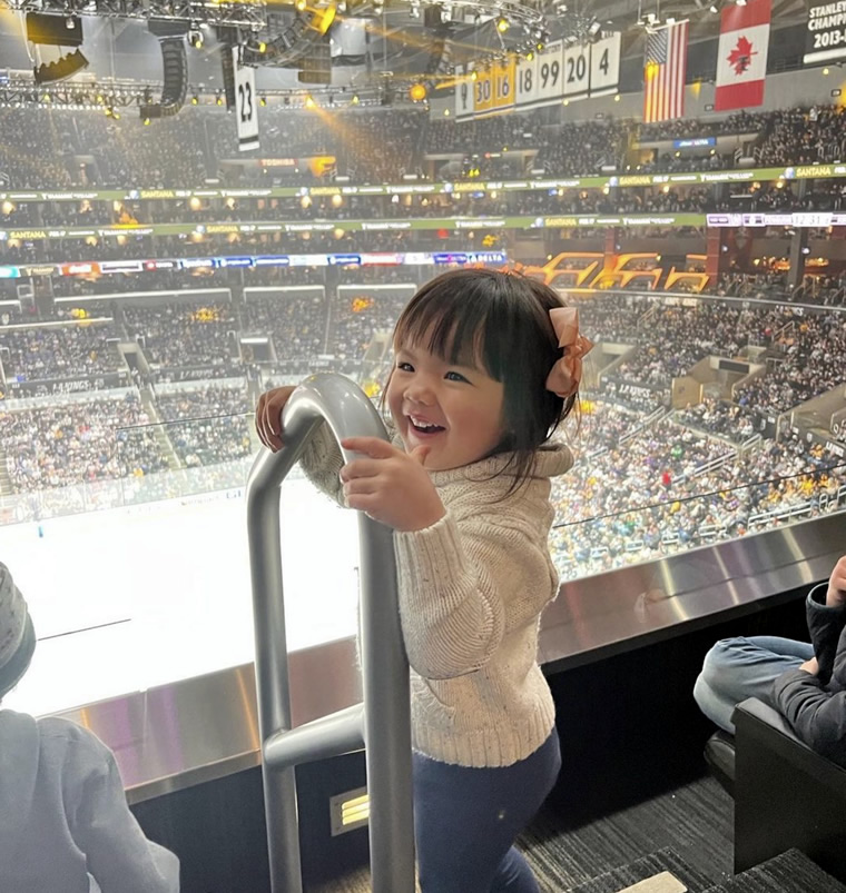 Speaker Rendon's daughter at L.A. Kings hockey game