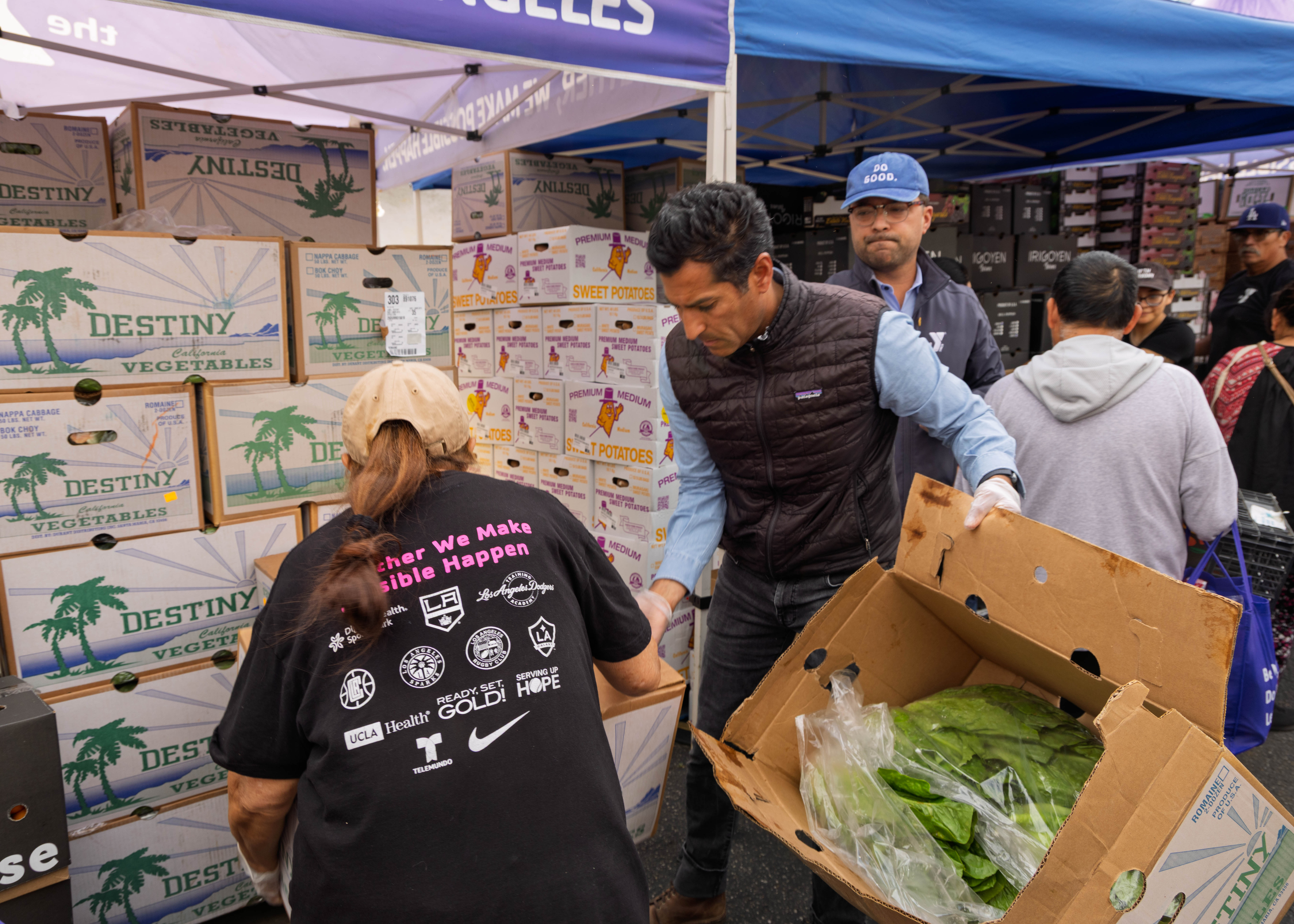 Speaker Rivas hands out groceries.