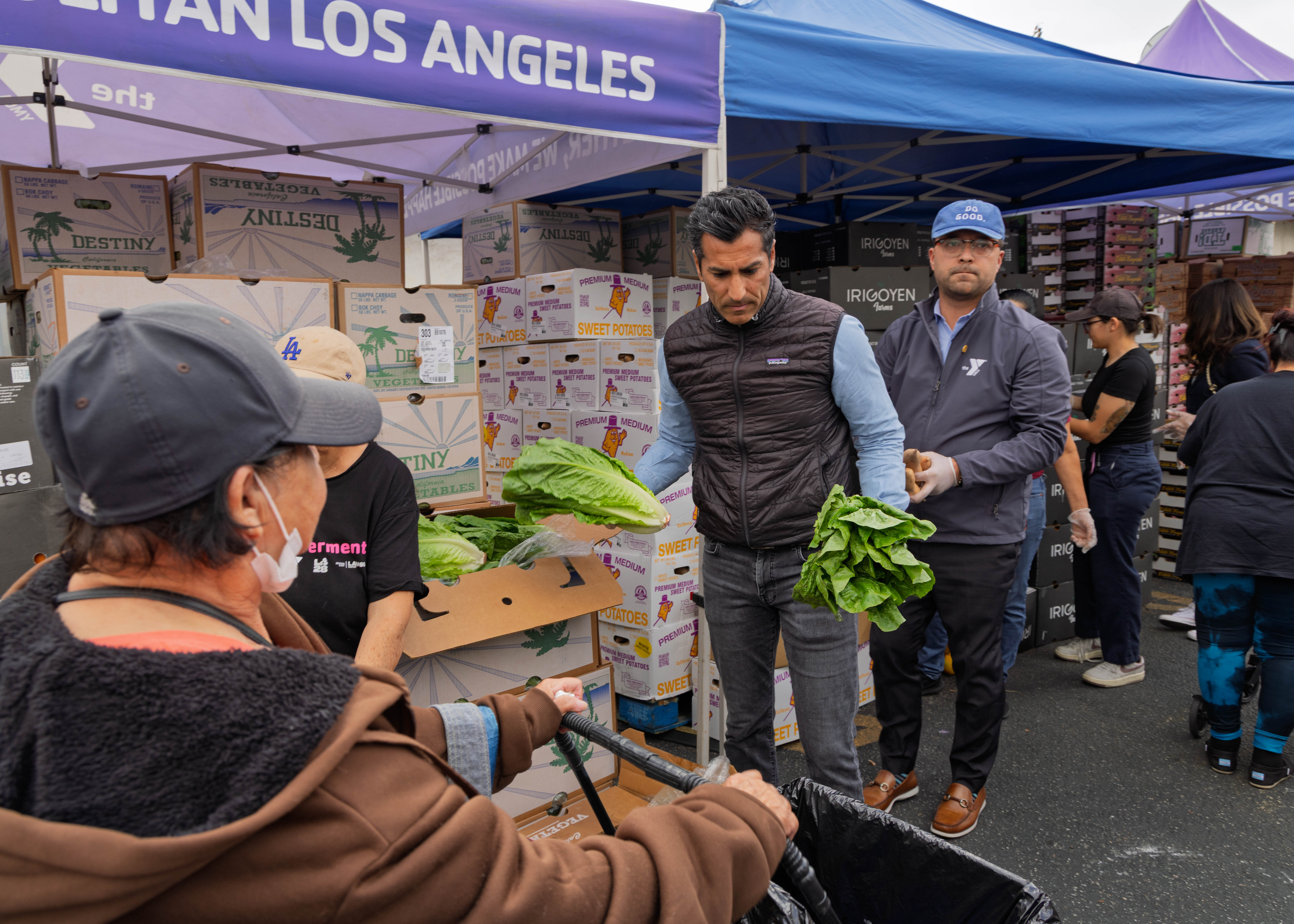 Speaker Rivas hands out food.