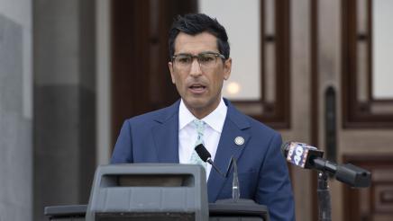 Assemblymember Robert Rivas at podim