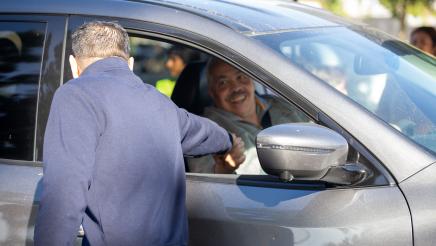 Speaker Rendon shaking hands with constituent in car