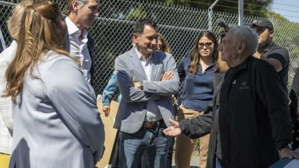 Architect Frank Gehry greets Speaker Rendon and Gov. Newsom