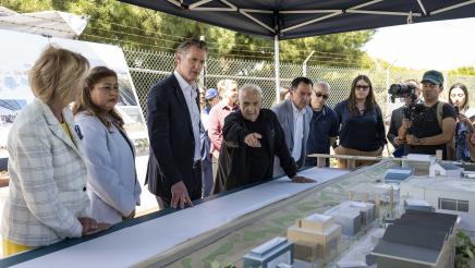 Frank Gehry showing building models to Speaker Rendon and Gov. Newsom