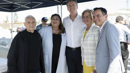 Group photo of Speaker Rendon, Gov. Newsom, Frank Gehry, Supervisor Janice Hahn and tour attendee