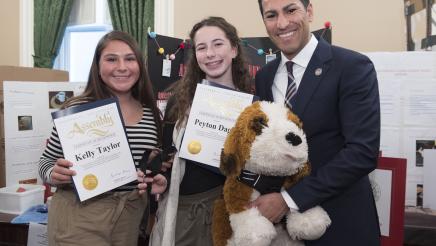 Assemblymember Robert Rivas presenting certificates to participants